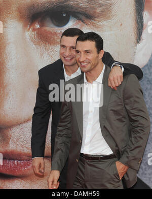 Les boxeurs poids lourd professionnel Vitali Klitschko (L) et son frère Wladimir Klitschko (R) arrivent pour la première du film 'Klitschko' au Cinestar cinéma à Potsdamer Platz, Berlin, GHermany, 15 juin 2011. Le film est d'être diffusé le 16 juin 2011. Photo : Joerg Carstensen Banque D'Images