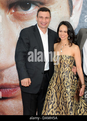 Les boxeurs poids lourd professionnel Vitali Klitschko et son son épouse Natalia arrivent pour la première du film 'Klitschko' au Cinestar cinéma à Potsdamer Platz, Berlin, Allemagne, 15 juin 2011. Le film est d'être diffusé le 16 juin 2011. Photo : Joerg Carstensen Banque D'Images