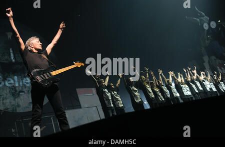 Chanteur, bassiste et membre fondateur du groupe Pink Floyd, Roger Waters (L), joue sur la scène à l'O2 World à Berlin, Allemagne, 15 juin 2011. Depuis 1990, la chanteuse présente le spectacle "Le Mur" la première fois en pleine longueur à nouveau. Photo : Britta Pedersen Banque D'Images