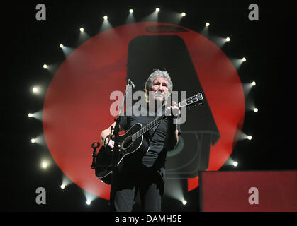 Chanteur, bassiste et membre fondateur du groupe Pink Floyd, Roger Waters (L), joue sur la scène à l'O2 World à Berlin, Allemagne, 15 juin 2011. Depuis 1990, la chanteuse présente le spectacle "Le Mur" la première fois en pleine longueur à nouveau. Photo : Britta Pedersen Banque D'Images