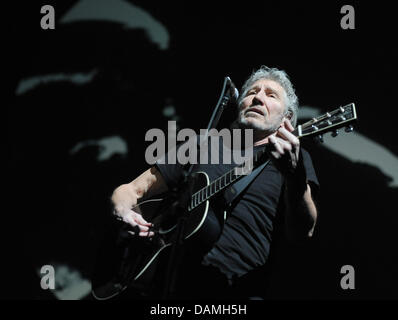 Chanteur, bassiste et membre fondateur du groupe Pink Floyd, Roger Waters (L), joue sur la scène à l'O2 World à Berlin, Allemagne, 15 juin 2011. Depuis 1990, la chanteuse présente le spectacle "Le Mur" la première fois en pleine longueur à nouveau. Photo : Britta Pedersen Banque D'Images