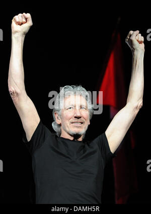 Chanteur, bassiste et membre fondateur du groupe Pink Floyd, Roger Waters (L), joue sur la scène à l'O2 World à Berlin, Allemagne, 15 juin 2011. Depuis 1990, la chanteuse présente le spectacle "Le Mur" la première fois en pleine longueur à nouveau. Photo : Britta Pedersen Banque D'Images