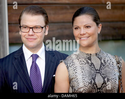 (Afp) une archive photo datée du 26 mai 2011 montre la Princesse Victoria de Suède et le Prince Daniel durant leur visite de Berlin, Allemagne. Loin du public le couple va fêter son premier anniversaire. La porte-parole de la Cour Royale a déclaré à l'afp que le couple veut célébrer en privé, mais n'a pas voulu dire comment et où. Photo : Kay FICHIER Nietfeld Banque D'Images