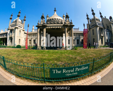 Royal Pavilion, Brighton, entrée dans Pavilion Gardens - photo grand-angle Banque D'Images