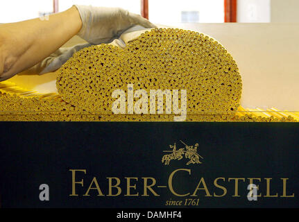 (Afp) - Un fichier photo datée du 24 novembre 2006 d'un employé Faber-Castell crayons pour la mise en place d'un test de qualité sur le site de production dans la région de Stein, de l'Allemagne. Actuellement, 7 000 employés travaillent pour l'entreprise, 940 en Allemagne. Photo : Daniel Karmann Banque D'Images