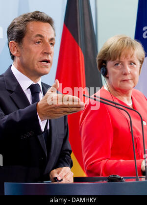 À côté de la Chancelière allemande, Angela Merkel, le président français Nicolas Sarkozy prononce un discours à la conférence de presse à la chancellerie à Berlin, Allemagne, 17 juin 2011. Merkel a rencontré Sarkozy pour des entretiens bilatéraux. Photo : MICHAEL KAPPELER Banque D'Images