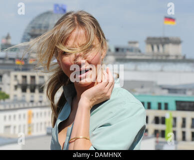 L'actrice américaine Cameron Diaz pose à la présentation de son nouveau film 'Bad Teacher' devant le Reichstag à Berlin, Allemagne, 17 juin 2011. Le film sera dans les salles allemandes le 23 juin 2011. Photo : Jens Kalaene Banque D'Images