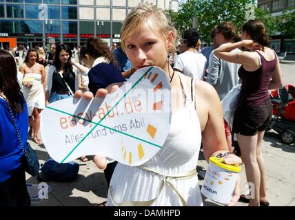 Les étudiants de l'école Dathe protester contre l'agence Easy-Abi sur Alexanderplatz à Berlin, Allemagne, 17 juin 2011. Côté forme, les étudiants ont à recueillir de l'argent pour leur nuit de bal. Easy-Abi est dit avoir pris de l'argent à plus de 30 écoles sans l'organisation de tous les événements. Depuis, de plus en plus d'étudiants et les parents ont signalé l'office à la police. La po Banque D'Images