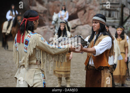 Acteur Erol Sander comme Winnetou donne Philip Schwarz comme Shi-So (R) une coiffe au cours d'une présentation de l'huile 'Prince' ('Der Oelprinz') au cours de la Karl May Festival à Bad Segeberg, Allemagne, 17 juin 2011. Du 25 juin au 04 septembre 2011, le jeu sera exécuté chaque jeudi à dimanche. Photo : Christian Charisius Banque D'Images