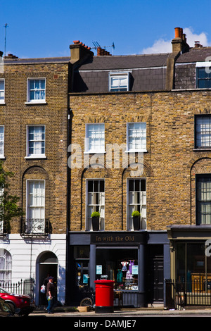 Boutiques de la partie d'une terrasse géorgienne sur Amwell Street, Londres Banque D'Images