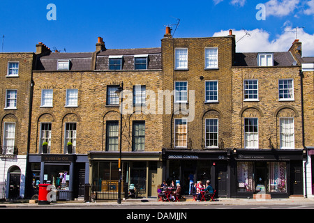 Boutiques de la partie d'une terrasse géorgienne sur Amwell Street, Londres Banque D'Images