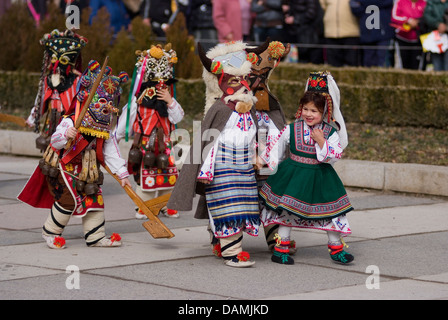 Les jeunes enfants habillés comme Kukerlandia les mimes divertit les foules pendant le festival d'Kukerlandia Yambol Bulgarie Banque D'Images