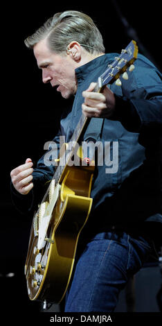 Le chanteur Bryan Adams joue sur la scène pendant un concert en plein air au cours de l'Hesse jours près de Francfort à Oberursel, Allemagne, 18 juin 2011. Plusieurs milliers ont assisté au concert. Photo : Boris Roessler Banque D'Images