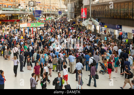 Des foules de personnes en attente d'un train à la gare de Waterloo, London, England, UK Banque D'Images