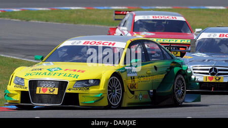 La course commence avec pilote DTM Allemand Martin Tomczyk qui va gagner la course à une Audi jaune (l) sur le circuit du Lausitzring à Klettwitz, Allemagne, 19 juin 2011. Tomczyk a gagné avant son coéquipier Timo Schneider et Bruno Spregler. Photo : Bernd Settnik Banque D'Images