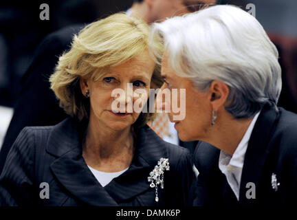 Le ministre français des finances Christine Lagarde (R) et homologue espagnol Elena Salgado chat au cours de la réunion des ministres des finances de l'UE pour le mécanisme européen de stabilité dans la région de Luxembourg, le 20 juin 2011. Les ministres européens des finances de consulter sur la poursuite de renflouement de la Grèce. Photo : RAINER JENSEN Banque D'Images