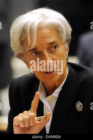 Le ministre des Finances de la France, Christine Lagarde, gestes lors de la réunion des ministres des Finances à Luxembourg, Luxembourg, le 20 juin 2011. Les ministres des finances de l'UE de discuter de l'aide pour la Grèce. Photo : RAINER JENSEN Banque D'Images