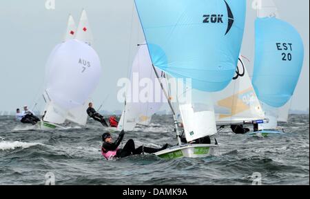 Des marins de classe 470 bateaux sur la mer Baltique près de Kiel, Allemagne, 20 juin 2011. Environ 5 000 athlètes se sont inscrits cette année pour le concours de la Semaine de Kiel. Photo : Carsten Rehder Banque D'Images