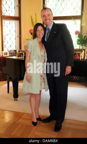 L'ambassadeur des Etats-Unis en Allemagne Philip Murphy et son épouse Tammy sourire à leur résidence à Berlin, Allemagne, 20 juin 2011. Sous le titre "les affaires internes et externes, ils présentent des œuvres d'artistes qui ont pris part à l'artists' programme de l'Office allemand d'échanges universitaires (DAAD) et l'American Academy. Photo : Hannibal Banque D'Images