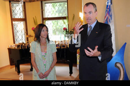 L'ambassadeur des Etats-Unis en Allemagne Philip Murphy et son épouse Tammy parler à leur résidence à Berlin, Allemagne, 20 juin 2011. Sous le titre "les affaires internes et externes, ils présentent des œuvres d'artistes qui ont pris part à l'artists' programme de l'Office allemand d'échanges universitaires (DAAD) et l'American Academy. Photo : Hannibal Banque D'Images