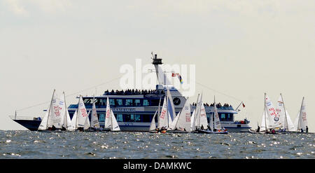 Plusieurs bateaux de la classe 470 attendre le début d'une semaine de Kiel course sur la mer Baltique près de Kiel, Allemagne, 21 juin 2011. La Semaine de Kiel est dit être le plus grand événement nautique et le plus grand festival d'été dans le Nord de l'Europe. 5 000 athlètes se sont inscrits pour les courses. Photo : Christian Charisius Banque D'Images