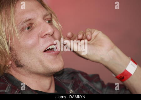 Le batteur du groupe de rock finlandais Apocalyptica, violoncelle Mikko Siren, donne une interview à Berlin, Allemagne, 19 juin 2011. Photo : Lutz Mueller-Bohlen Banque D'Images