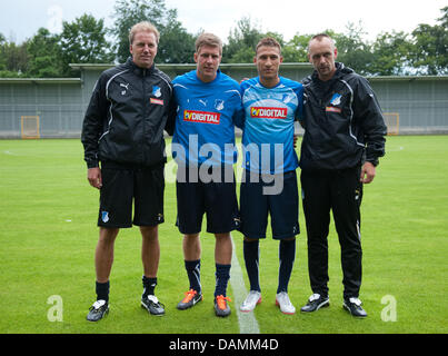 Les joueurs nouvellement transférées (l-r) co-entraîneur André Trulsen, Sven Schipplock, Fabian Johnson et l'entraîneur Holger Stanislawski Hoffenheim se tenir sur le terrain au stade Dietmar-Hopp pour le début de la nouvelle session de formation de TSG 1899 Hoffenheim à Hoffenheim, Allemagne, 22 juin 2011. Photo : Uwe Anspach Banque D'Images