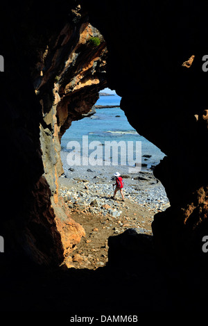 Female hiker au le célèbre sentier E4 entre Loutro et Agia Roumeli, au sud-ouest de l'île de Crète, Grèce, Crete Banque D'Images