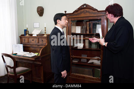 Prince héritier Naruhito japonais Mori Ogai visites le memorial avec le co-directeur du site, Beate Wonde, à Berlin, Allemagne, 22 juin 2011. Une réplique de la mort de masque de médecin et poète japonais Mori Ogai (1862-1922) qui a été faite par le sculpteur Shinkai Chikutaro (1868-1927) est suspendu sur le mur. Héritier Naruhito est sur une visite à Berlin. Photo : CLEMENS BILAN Banque D'Images