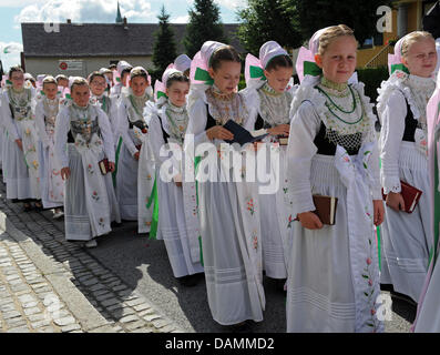 La langue sorabe demoiselles, le ruschki «', à pied à l'avant de la procession du Corpus Christi de Crostwitz en, Allemagne, 23 juin 2011. Corpus Christi est célébrée dans seulement 25, majoritairement catholique communes de la Lusace Région de la Saxe. Photo : MATTHIAS HIEKEL Banque D'Images