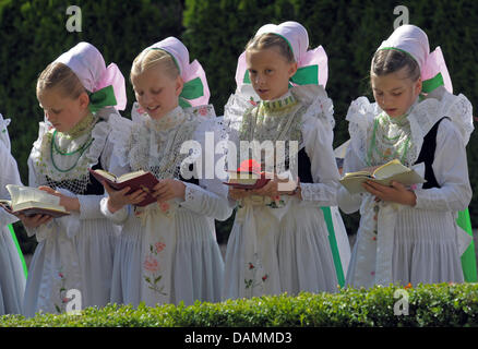 La langue sorabe demoiselles, le ruschki «', à pied à l'avant de la procession du Corpus Christi de Crostwitz en, Allemagne, 23 juin 2011. Corpus Christi est célébrée dans seulement 25, majoritairement catholique communes de la Lusace Région de la Saxe. Photo : MATTHIAS HIEKEL Banque D'Images