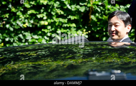 Prince héritier Naruhito du Japon arrive dans le jardin japonais dans le parc de Marzahn à Berlin, Allemagne, 23 juin 2011. Dans le cadre du 150e anniversaire de l'amitié Japanese-German traité, héritier Naruhito est sur une visite de trois jours à la capitale allemande. Photo : AFP PHOTO / JOHANNES EISELE Banque D'Images