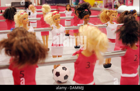 L'euro 20 000 édition spéciale d'une poupée Barbie baby-foot est à la centre commercial KaDeWe à Berlin, Allemagne, 23 juin 2011. À l'occasion de la prochaine Coupe du Monde féminine de la fifa, un fabricant de jouets sur-dimensionnés de soccer sur table a été baptisé 'Barbie aime la DFB (Fédération allemande de football). Photo : Rainer Jensen Banque D'Images