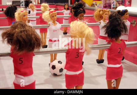 L'euro 20 000 édition spéciale d'une poupée Barbie baby-foot est à la centre commercial KaDeWe à Berlin, Allemagne, 23 juin 2011. À l'occasion de la prochaine Coupe du Monde féminine de la fifa, un fabricant de jouets sur-dimensionnés de soccer sur table a été baptisé 'Barbie aime la DFB (Fédération allemande de football). Photo : Rainer Jensen Banque D'Images