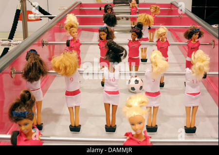 L'euro 20 000 édition spéciale d'une poupée Barbie baby-foot est à la centre commercial KaDeWe à Berlin, Allemagne, 23 juin 2011. À l'occasion de la prochaine Coupe du Monde féminine de la fifa, un fabricant de jouets sur-dimensionnés de soccer sur table a été baptisé 'Barbie aime la DFB (Fédération allemande de football). Photo : Rainer Jensen Banque D'Images