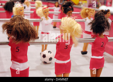 L'euro 20 000 édition spéciale d'une poupée Barbie baby-foot est à la centre commercial KaDeWe à Berlin, Allemagne, 23 juin 2011. À l'occasion de la prochaine Coupe du Monde féminine de la fifa, un fabricant de jouets sur-dimensionnés de soccer sur table a été baptisé 'Barbie aime la DFB (Fédération allemande de football). Photo : Rainer Jensen Banque D'Images