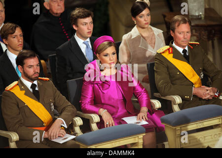 Le Prince Louis, le Prince Sebastian, la Princesse Alexandra, Grand-duc Guillaume, la Grande-Duchesse Maria Teresa et le Grand-Duc Henri (RETOUR AVANT L-R) assister à la célébration de la Journée nationale avec un Te Deum à l'Cathredral defilee de Luxembourg et de l'Ave de la Liberte au Luxembourg, Luxembourg, le 23 juin 2011. Photo : Albert van der Werf Pays-bas OUT Banque D'Images