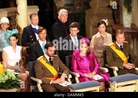 La princesse Tessy, le Prince Louis, le Prince Sebastian, la princesse Alexandra (2ème RETOUR L-R), Grand-duc Guillaume, la Grande-Duchesse Maria Teresa et le Grand-Duc Henri (AVANT L-R) assister à la célébration de la Journée nationale avec un Te Deum à l'Cathredral defilee de Luxembourg et de l'Ave de la Liberte au Luxembourg, Luxembourg, le 23 juin 2011. Photo : Albert van der Werf NETHERLAN Banque D'Images