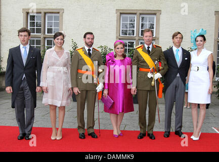 Sebastian Prince, la Princesse Alexandra, Grand-duc Guillaume, la Grande-Duchesse Maria Teresa, le Grand-Duc Henri, le Prince Louis et la Princesse Tessy (L-R) assister à la célébration de la Journée nationale avec un Te Deum à l'Cathredral defilee de Luxembourg et de l'Ave de la Liberte au Luxembourg, Luxembourg, le 23 juin 2011. Photo : Albert van der Werf Pays-bas OUT Banque D'Images