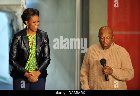 Première Dame Michelle Obama partage un rire avec l'ancien archevêque Desmond Tutu à Greenpoint Stadium le Jeudi, 23. Juin 2011. L'épouse de président des États-Unis Barack Obama est sur une nation deux cinq jours de visites d'Afrique du Sud et le Botswana. Ralf Hirschberger dpa Banque D'Images