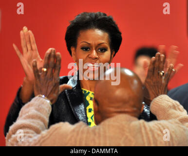 Première Dame Michelle Obama est de donner une haute-cinq à l'ancien archevêque Desmond Tutu après elle a rencontré les enfants d'un projet social à Greenpoint Stadium le Jeudi, 23. Juin 2011. L'épouse de président des États-Unis Barack Obama est sur une nation deux cinq jours de visites d'Afrique du Sud et le Botswana. Ralf Hirschberger dpa Banque D'Images