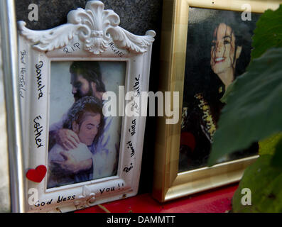 Des photos, des fleurs, des bougies et des obstacles sont au pied de l'hôtel Orlando di Lasso memorial, qui a été transformé en un site commémoratif pour le chanteur Michael Jackson, à Munich, Allemagne, 24 juin 2011. Le monument est situé près de l'hôtel Bayerischer Hof, où Jackson passé la nuit lors d'une tournée à travers l'Allemagne. Jackson est mort le 25 juin 2009 à Los Angeles. Photo : Peter K Banque D'Images