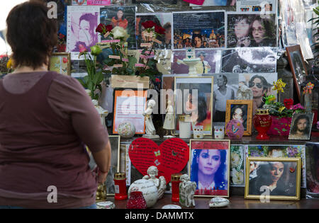 Des photos, des fleurs, des bougies et des obstacles sont au pied de l'hôtel Orlando di Lasso memorial, qui a été transformé en un site commémoratif pour le chanteur Michael Jackson, à Munich, Allemagne, 24 juin 2011. Le monument est situé près de l'hôtel Bayerischer Hof, où Jackson passé la nuit lors d'une tournée à travers l'Allemagne. Jackson est mort le 25 juin 2009 à Los Angeles. Photo : Peter K Banque D'Images