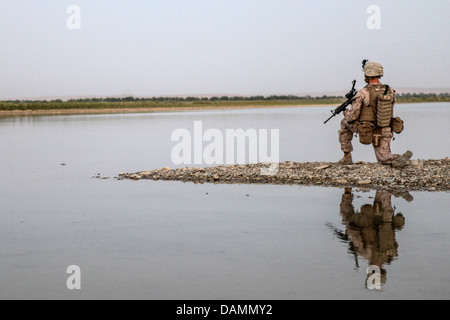 Un Marine américain fournit la sécurité lors d'une recherche d'un village pour les insurgés le 5 juillet 2013 dans la province d'Helmand, en Afghanistan. Banque D'Images