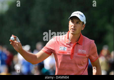 Golfeur suédois Henrik Stenson courbes à son auditoire au BMW International Open 2011 Club München Eichenried dans près de Munich, Allemagne, 24 juin 2011. Photo : Andreas Gebert Banque D'Images