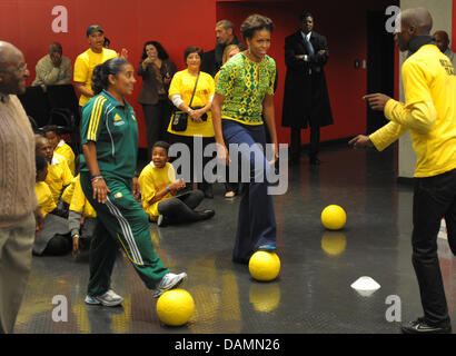 Première Dame Michelle Obama joue la balle lorsqu'elle a rencontré les enfants d'un projet social à Greenpoint Stadium le Jeudi, 23. Juin 2011. Elle a rencontré l'ancien archevêque Desmond Tutu à Cape Town. L'épouse de président des États-Unis Barack Obama est sur une nation deux cinq jours de visites d'Afrique du Sud et le Botswana. Ralf Hirschberger dpa Banque D'Images