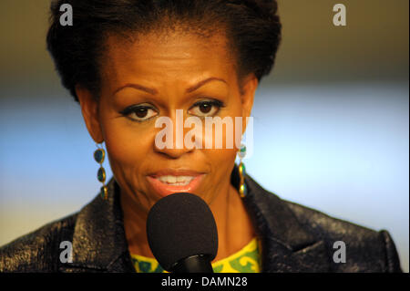 Première Dame Michelle Obama est speeching avant elle a rencontré les enfants d'un projet social à Greenpoint Stadium le Jeudi, 23. Juin 2011. Elle a rencontré l'ancien archevêque Desmond Tutu à Cape Town. L'épouse de président des États-Unis Barack Obama est sur une nation deux cinq jours de visites d'Afrique du Sud et le Botswana. Ralf Hirschberger dpa Banque D'Images