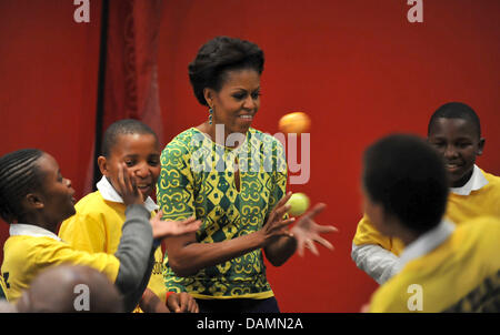 Première Dame Michelle Obama joue la balle lorsqu'elle a rencontré les enfants d'un projet social à Greenpoint Stadium le Jeudi, 23. Juin 2011. Elle a rencontré l'ancien archevêque Desmond Tutu à Cape Town. L'épouse de président des États-Unis Barack Obama est sur une nation deux cinq jours de visites d'Afrique du Sud et le Botswana. Ralf Hirschberger dpa Banque D'Images