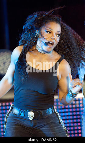 La chanteuse américaine Janet Jackson effectue pendant son concert au Tempodrom de Berlin salle de concerts. Photo : Herbert Knosowski Banque D'Images