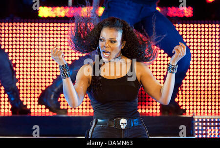 La chanteuse américaine Janet Jackson effectue pendant son concert au Tempodrom de Berlin salle de concerts. Photo : Herbert Knosowski Banque D'Images